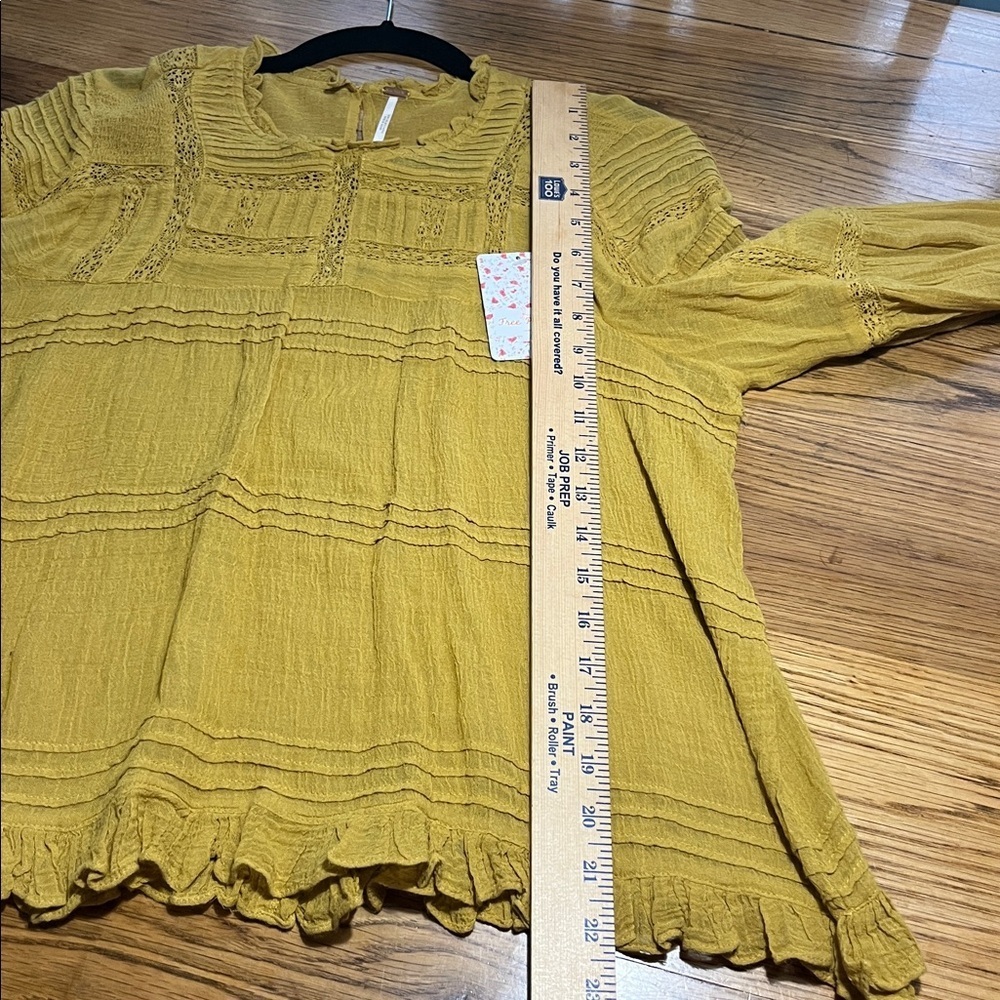 Free People Ladies Bell Sleeve Blouse
Yellow boho ruffle peasant Size Small - Picture 13 of 13